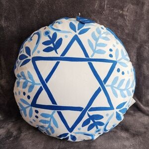 NWT winter Holiday Hanukkah Star of David Round Throw Pillow, 18", white, blue